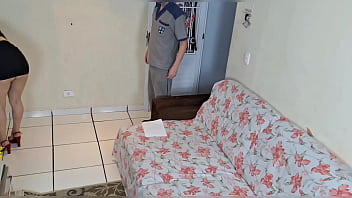 Esposa recebe entregador enquanto marido foi ao futebol