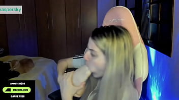 Streamer bianquinhabotando seu pé bem gostoso na boca