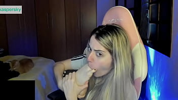 Streamer bianquinhabotando seu pé bem gostoso na boca