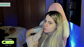 Streamer bianquinhabotando seu pé bem gostoso na boca