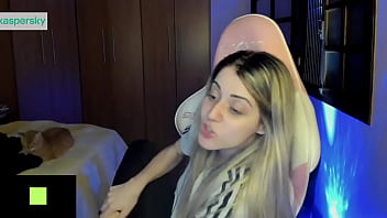 Streamer bianquinhabotando seu pé bem gostoso na boca