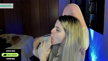 Streamer bianquinhabotando seu pé bem gostoso na boca