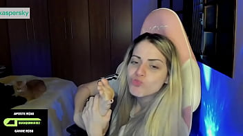 Streamer bianquinhabotando seu pé bem gostoso na boca