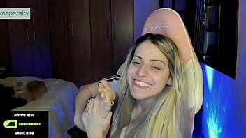 Streamer bianquinhabotando seu pé bem gostoso na boca