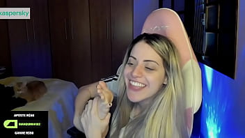 Streamer bianquinhabotando seu pé bem gostoso na boca