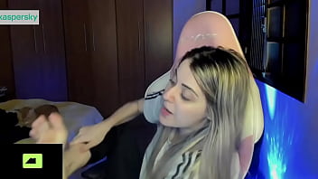 Streamer bianquinhabotando seu pé bem gostoso na boca