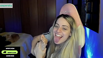 Streamer bianquinhabotando seu pé bem gostoso na boca