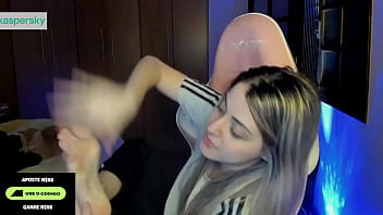 Streamer bianquinhabotando seu pé bem gostoso na boca