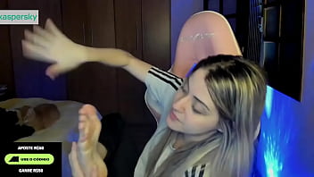 Streamer bianquinhabotando seu pé bem gostoso na boca