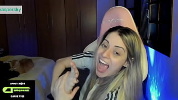 Streamer bianquinhabotando seu pé bem gostoso na boca