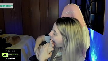 Streamer Bianquinhabotando Seu Pé Bem Gostoso Na Boca thumbnail