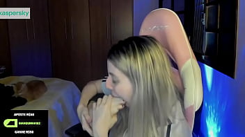 Streamer bianquinhabotando seu pé bem gostoso na boca