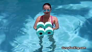 Oiling and fucking curvy hottie in the backyard after workout