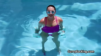 Oiling and fucking curvy hottie in the backyard after workout