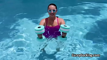 Oiling and fucking curvy hottie in the backyard after workout