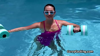 Oiling and fucking curvy hottie in the backyard after workout