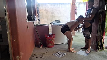 Minha esposa saiu e a empregada não resistiu meu pau ereto