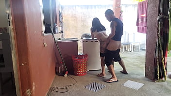 Minha esposa saiu e a empregada não resistiu meu pau ereto