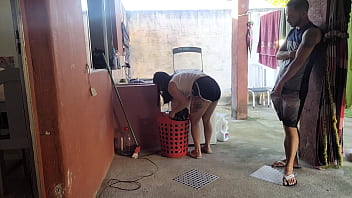Minha esposa saiu e a empregada não resistiu meu pau ereto