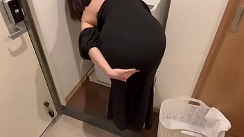 パーティーから帰宅して玄関の鍵閉めてムラムラしちゃってドレスのままオナニーしちゃう女子大生。