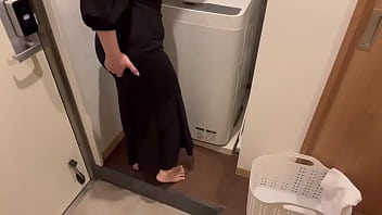 パーティーから帰宅して玄関の鍵閉めてムラムラしちゃってドレスのままオナニーしちゃう女子大生。