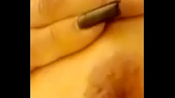 Sacando la leche de sus ricas tetas