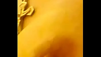 Sacando la leche de sus ricas tetas