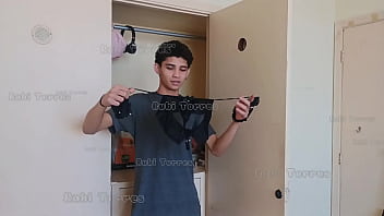 Peguei o safado do meu meio irmão cheirando minha calcinha no guarda roupa e o castiguei dando a buceta pra ele