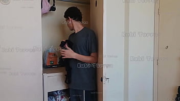 Peguei o safado do meu meio irmão cheirando minha calcinha no guarda roupa e o castiguei dando a buceta pra ele