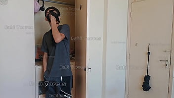 Peguei o safado do meu meio irmão cheirando minha calcinha no guarda roupa e o castiguei dando a buceta pra ele