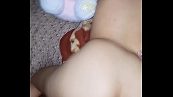 Novia pide una follada con su peluche favorito de hello kity