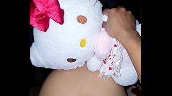 Novia pide una follada con su peluche favorito de hello kity