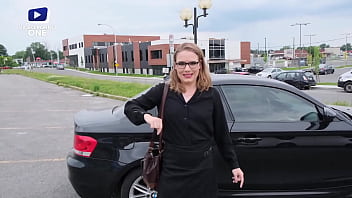 De la belle lingerie et du sperme sur son visage car elle adore ça