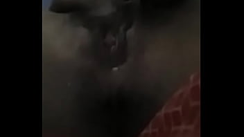 Moça gozando na dedada na buceta