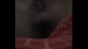 Moça gozando na dedada na buceta