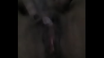 Moça gozando na dedada na buceta