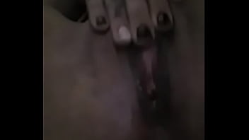 Moça gozando na dedada na buceta