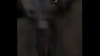 Moça gozando na dedada na buceta