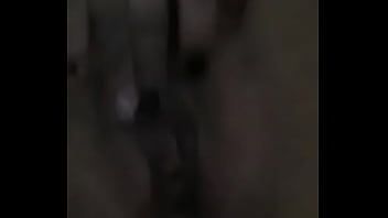 Moça gozando na dedada na buceta