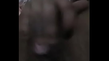 Moça gozando na dedada na buceta