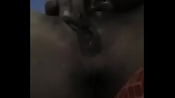 Moça gozando na dedada na buceta