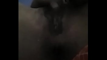 Moça gozando na dedada na buceta