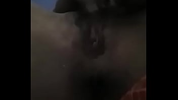 Moça gozando na dedada na buceta