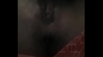 Moça gozando na dedada na buceta