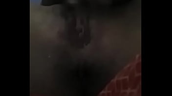 Moça gozando na dedada na buceta