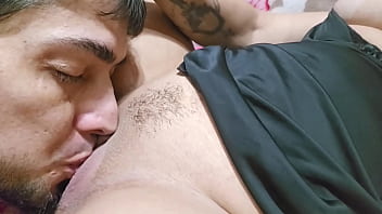 Milf nerd mostra seu talento com boca de veludo