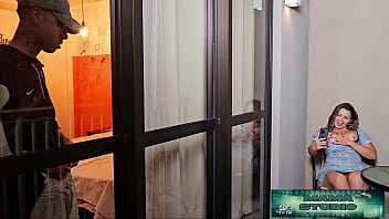 Mama studio madrasta pega os dois primos novinhos se masturbando e não deixa barato parte pra cima e faz um sexo gostoso com os dois gratis