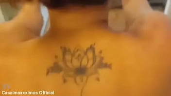 Comendo a buceta da casada no motel enquanto corno viaja