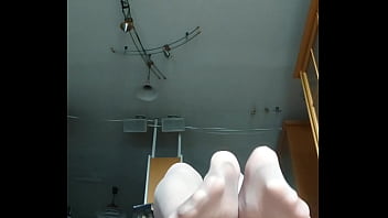 Nylonjunge und seine nylonfüsse