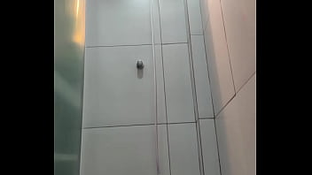 No banho para um seguidor safado